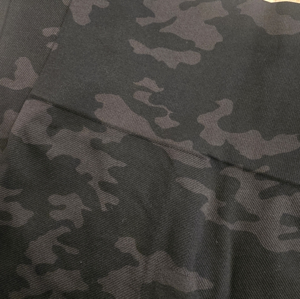 SPANX Black Camo Legging Sz S - Picture 3 of 3